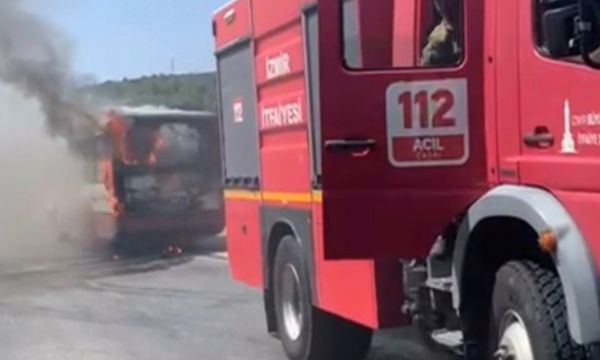 Göçmenleri taşıyan otobüs alev alev yandı!